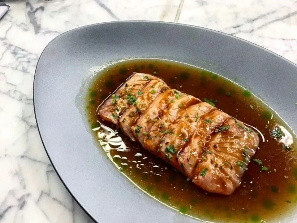 Татаки з лосося з азіатським маринадом: ніжність риби та яскравість смаків